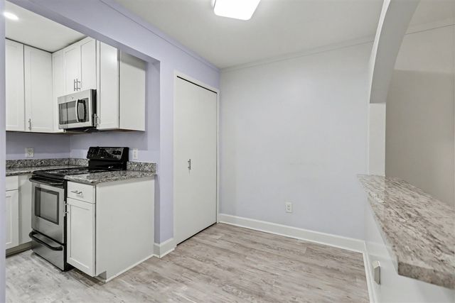 6600 Ridgefield Circle, West Bloomfield, MI 48322