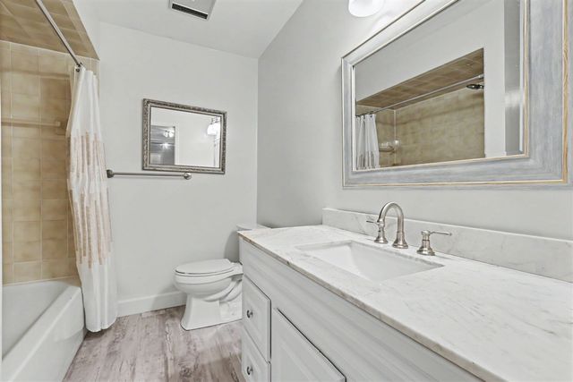 6600 Ridgefield Circle, West Bloomfield, MI 48322