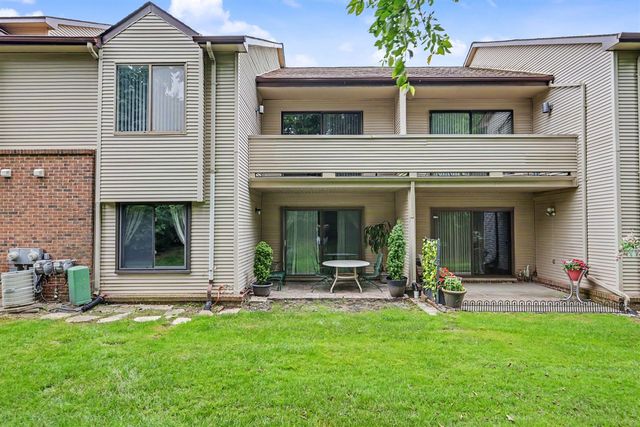 6600 Ridgefield Circle, West Bloomfield, MI 48322