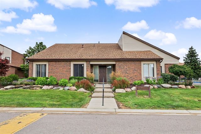 6600 Ridgefield Circle, West Bloomfield, MI 48322