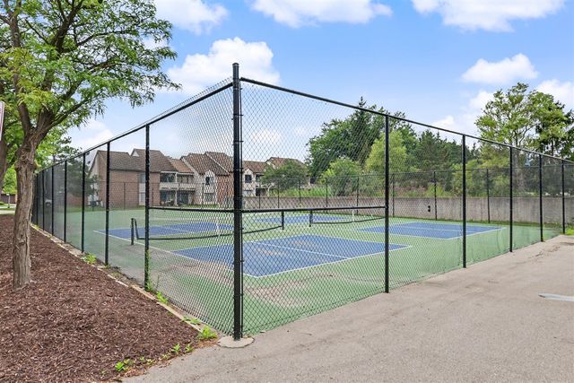 6600 Ridgefield Circle, West Bloomfield, MI 48322