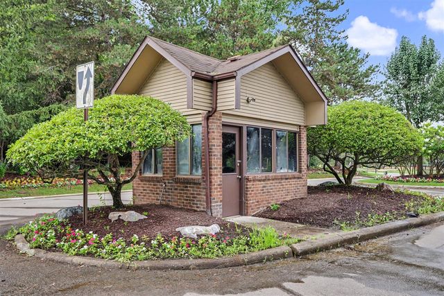 6600 Ridgefield Circle, West Bloomfield, MI 48322