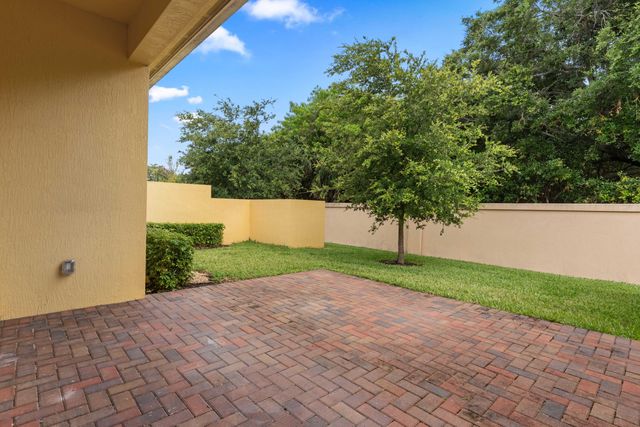 2025 Bridgepointe Circle 118, Vero Beach, FL 32967