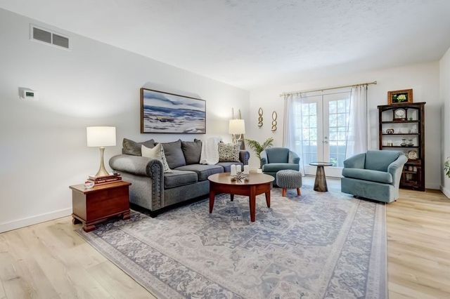 32 Wood Creek Drive, Pittsford, NY 14534