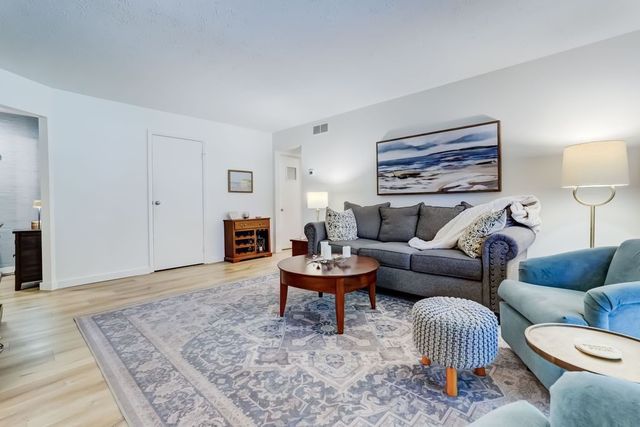 32 Wood Creek Drive, Pittsford, NY 14534