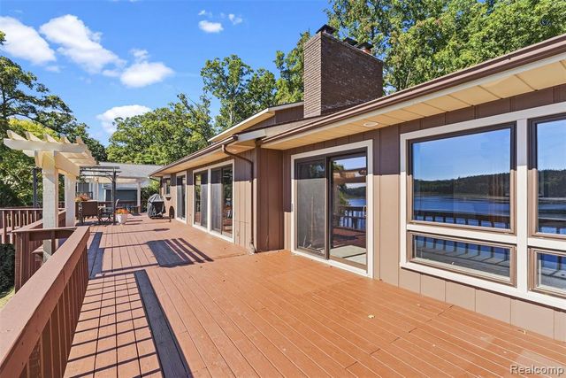 3232 Shady Oak Drive, Columbiaville, MI 48421