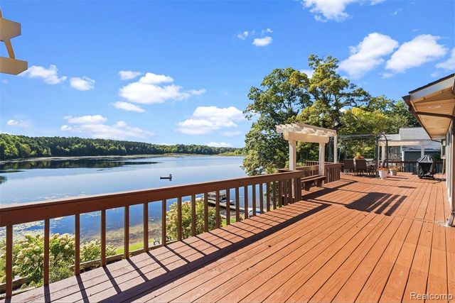 3232 Shady Oak Drive, Columbiaville, MI 48421