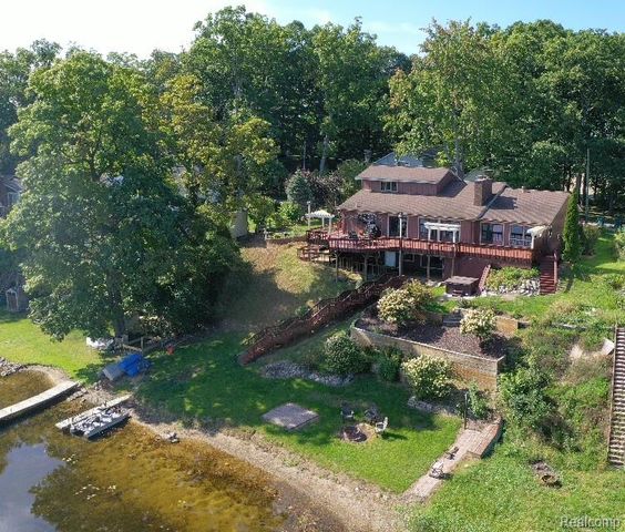 3232 Shady Oak Drive, Columbiaville, MI 48421