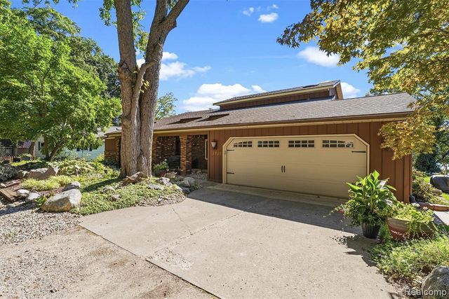 3232 Shady Oak Drive, Columbiaville, MI 48421