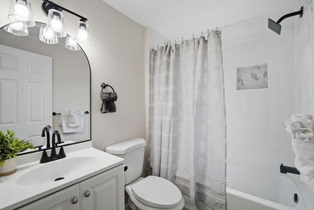78 W Bay Path Terrace, Springfield, MA 01109