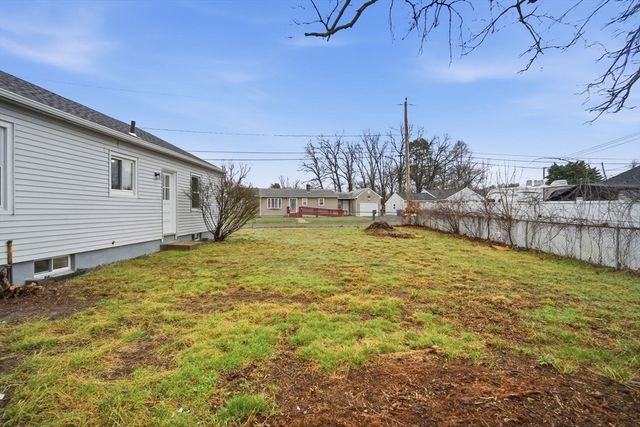 78 W Bay Path Terrace, Springfield, MA 01109