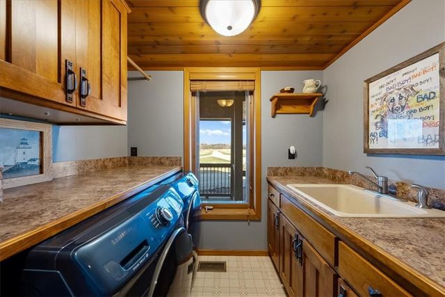 521 N 1450th Road, Lawrence, KS 66049