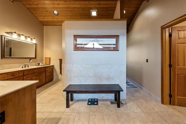 521 N 1450th Road, Lawrence, KS 66049