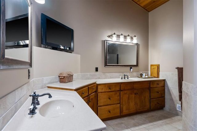 521 N 1450th Road, Lawrence, KS 66049