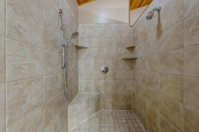 521 N 1450th Road, Lawrence, KS 66049