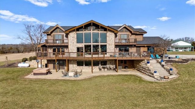 521 N 1450th Road, Lawrence, KS 66049