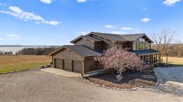 521 N 1450th Road, Lawrence, KS 66049