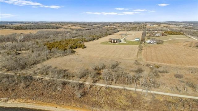 521 N 1450th Road, Lawrence, KS 66049