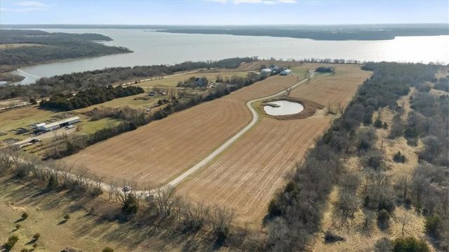 521 N 1450th Road, Lawrence, KS 66049