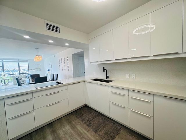 3625 N Country Club Dr 2409, Aventura, FL 33180