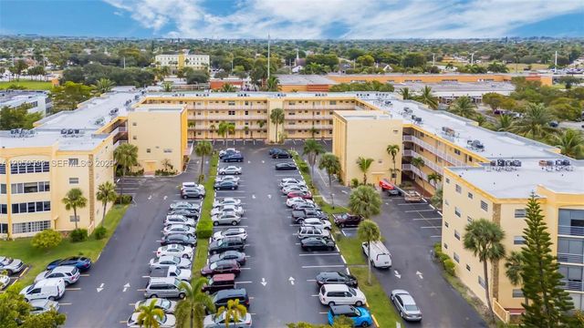3990 NW 42nd Avenue 403, Lauderdale Lakes, FL 33319