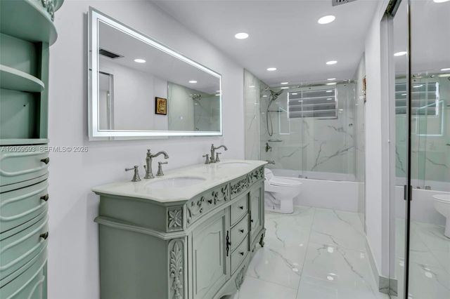 3990 NW 42nd Avenue 403, Lauderdale Lakes, FL 33319