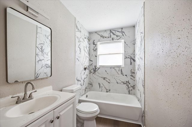 613 Winding Way Street, Lake Jackson, TX 77566