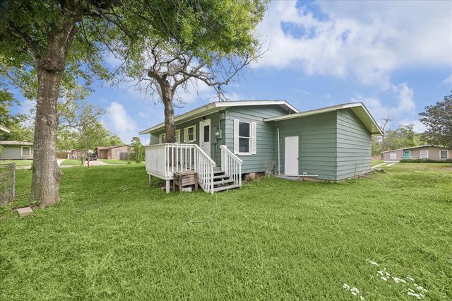 613 Winding Way Street, Lake Jackson, TX 77566