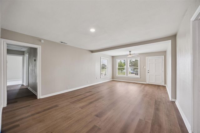 613 Winding Way Street, Lake Jackson, TX 77566