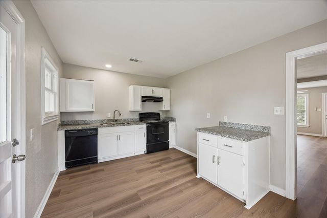 613 Winding Way Street, Lake Jackson, TX 77566