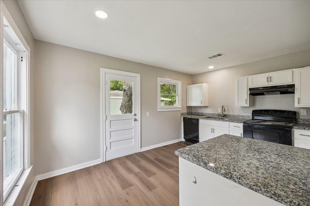 613 Winding Way Street, Lake Jackson, TX 77566