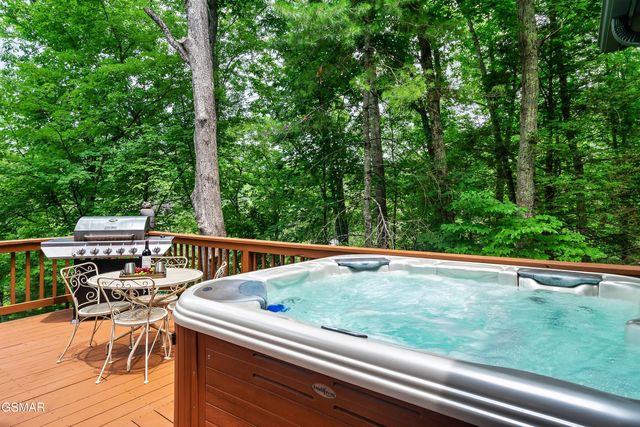 3282 Emerald Springs Loop, Pigeon Forge, TN 37862