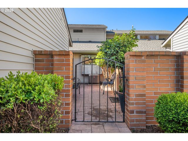 9520 Sw LAKESIDE Dr, Tigard, OR 97224