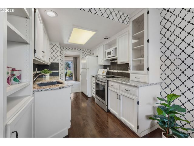 9520 Sw LAKESIDE Dr, Tigard, OR 97224