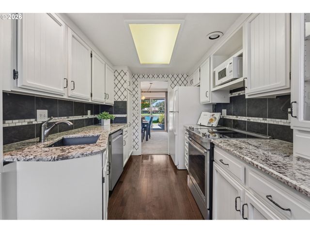 9520 Sw LAKESIDE Dr, Tigard, OR 97224