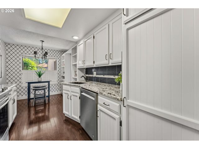 9520 Sw LAKESIDE Dr, Tigard, OR 97224