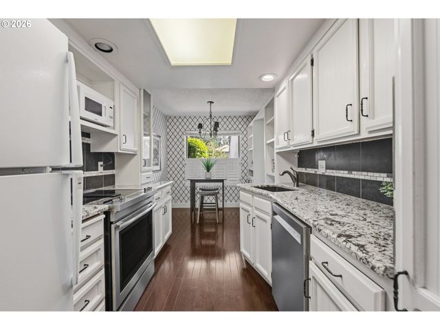 9520 Sw LAKESIDE Dr, Tigard, OR 97224