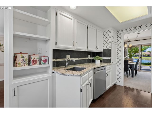 9520 Sw LAKESIDE Dr, Tigard, OR 97224