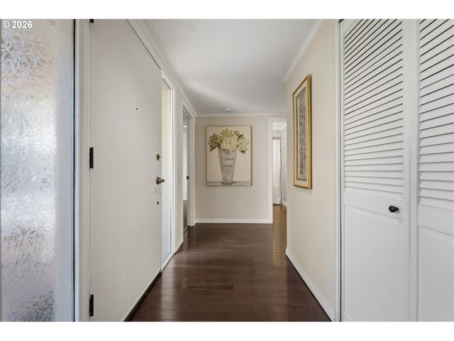 9520 Sw LAKESIDE Dr, Tigard, OR 97224