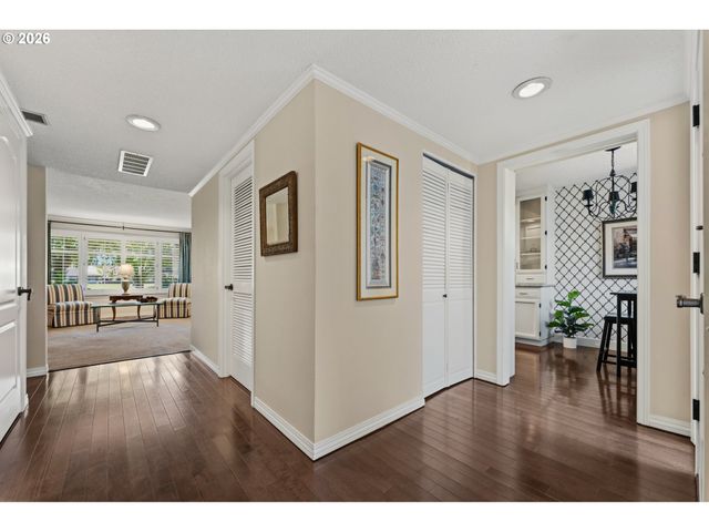 9520 Sw LAKESIDE Dr, Tigard, OR 97224