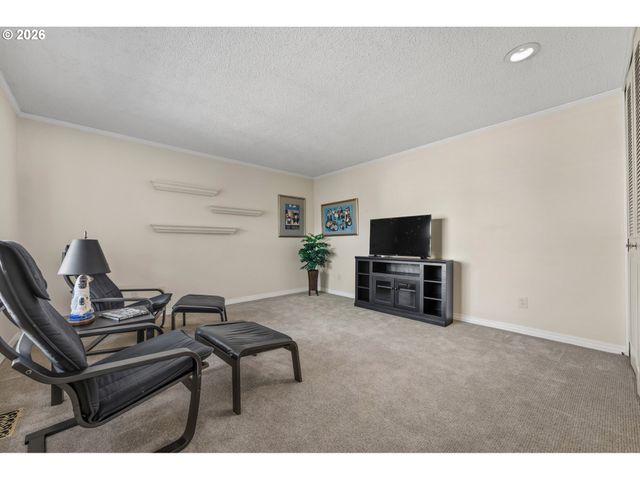 9520 Sw LAKESIDE Dr, Tigard, OR 97224