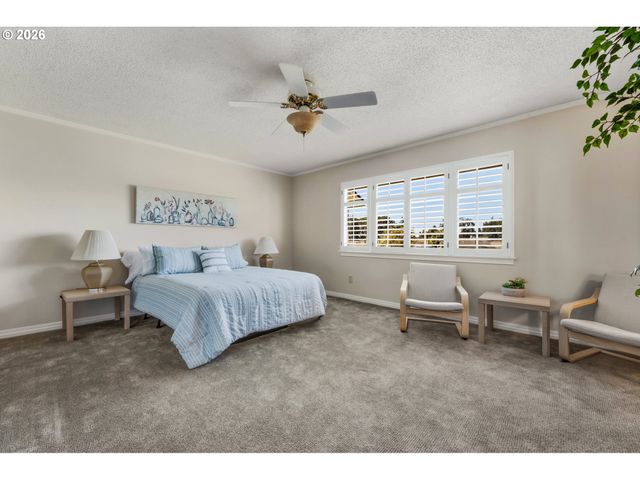 9520 Sw LAKESIDE Dr, Tigard, OR 97224