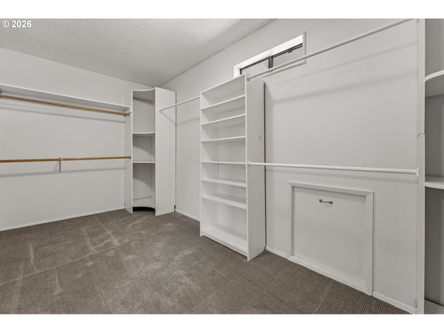 9520 Sw LAKESIDE Dr, Tigard, OR 97224