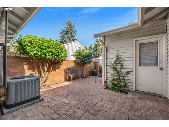 9520 Sw LAKESIDE Dr, Tigard, OR 97224