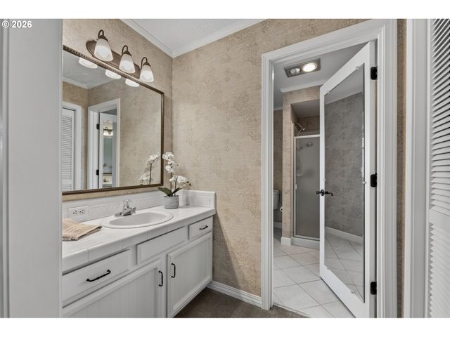9520 Sw LAKESIDE Dr, Tigard, OR 97224