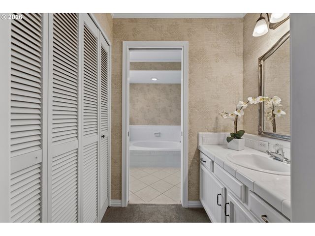 9520 Sw LAKESIDE Dr, Tigard, OR 97224
