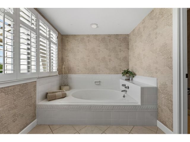 9520 Sw LAKESIDE Dr, Tigard, OR 97224