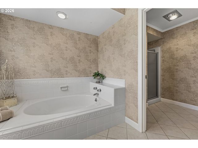 9520 Sw LAKESIDE Dr, Tigard, OR 97224