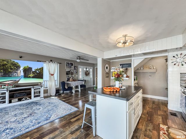 4218 N GALENA Road, Peoria, IL 61614