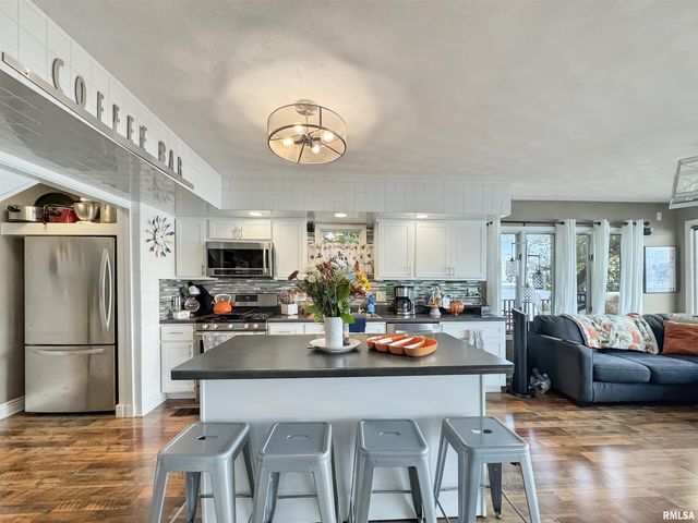 4218 N GALENA Road, Peoria, IL 61614